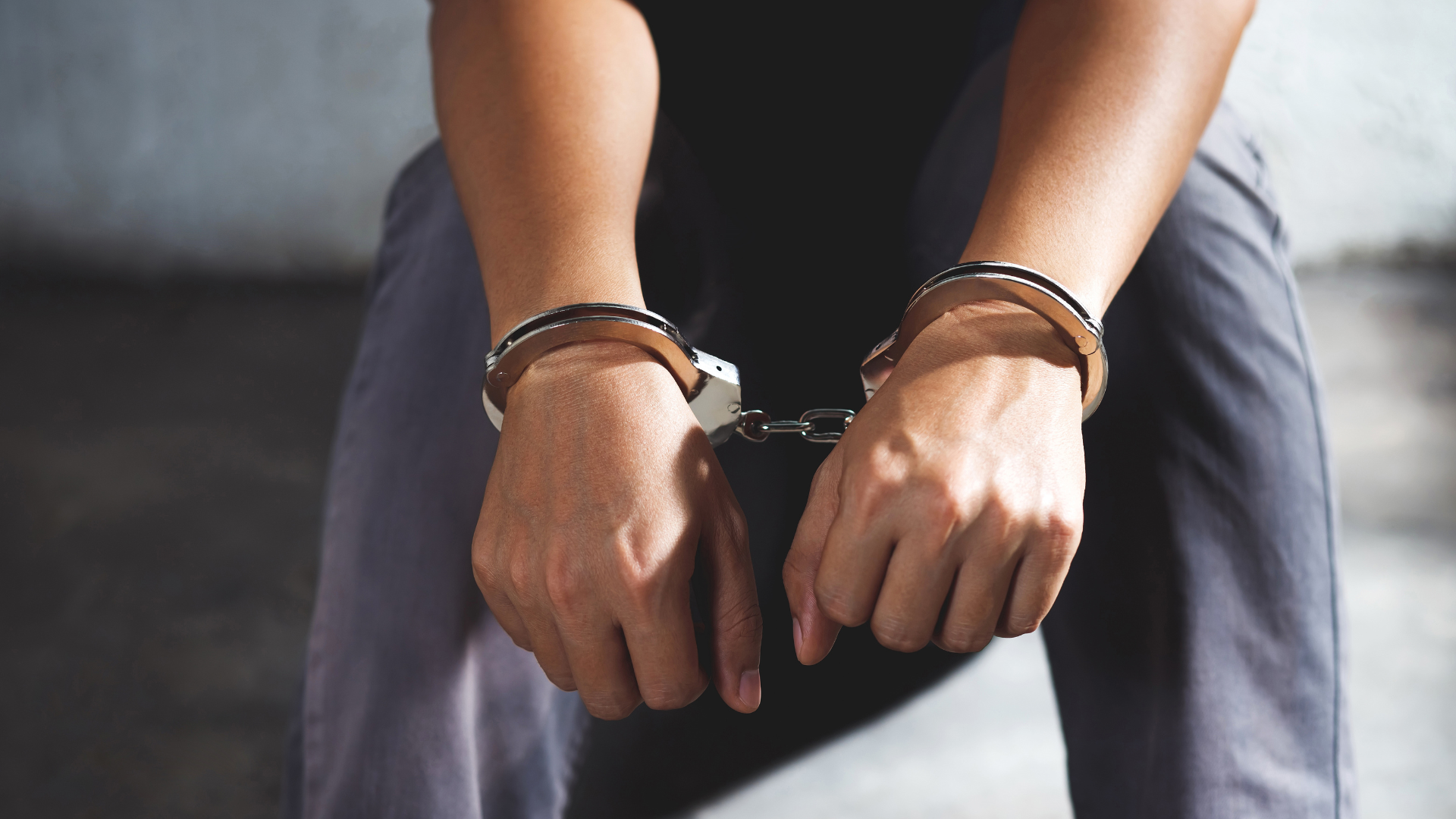 arrestado con esposas