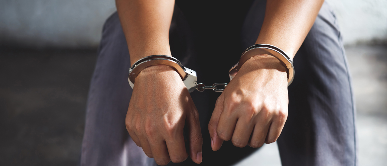 arrestado con esposas